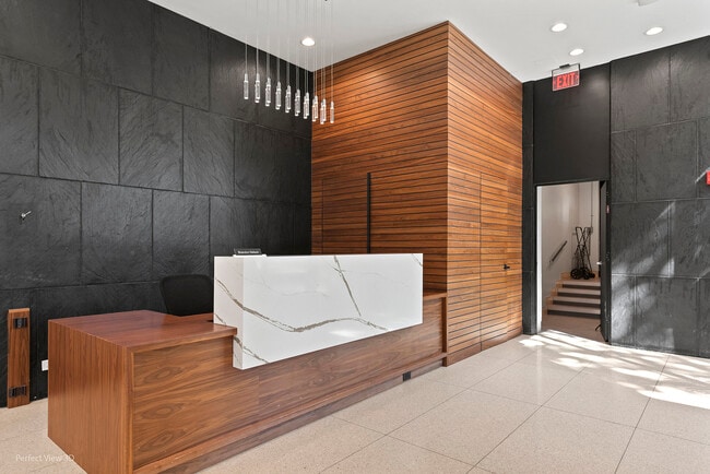 Foto del edificio - 1255 N Sandburg Terrace