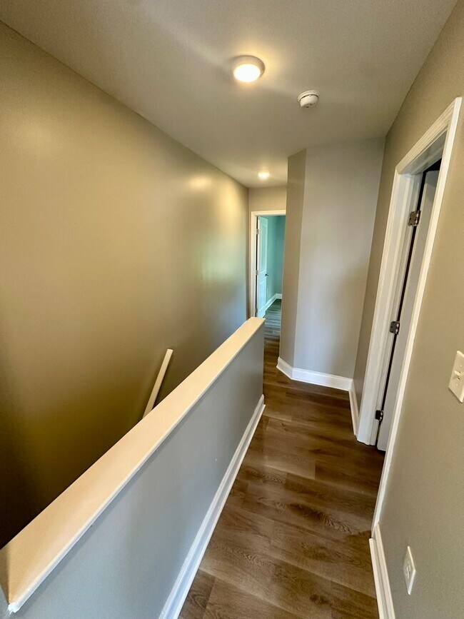 Foto del edificio - Fully renovated 3 bedroom, one and a half bathrooms