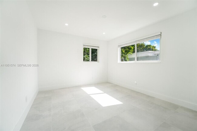 Foto del edificio - 857 W 34th St