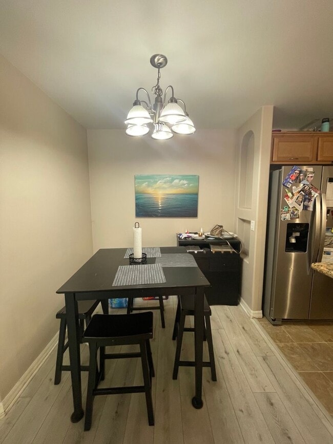 Building Photo - 2 Bedroom, 2 Bath Upgraded Condo in Claire...