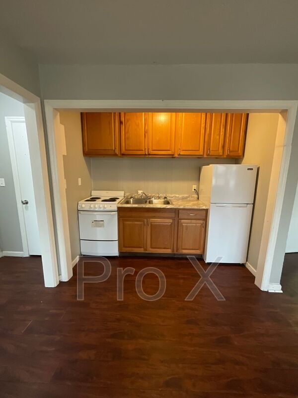 Building Photo - 126 E 13th St