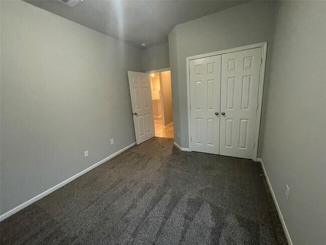 Building Photo - 124 Camelot Pl Ct