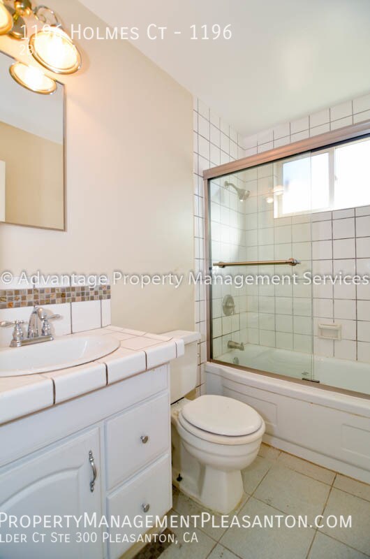 Building Photo - 1196 Holmes Ct