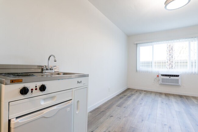 Foto del interior - 1 & 2 Bedroom Apartment in KoreaTown, Los Angeles with Balcony
