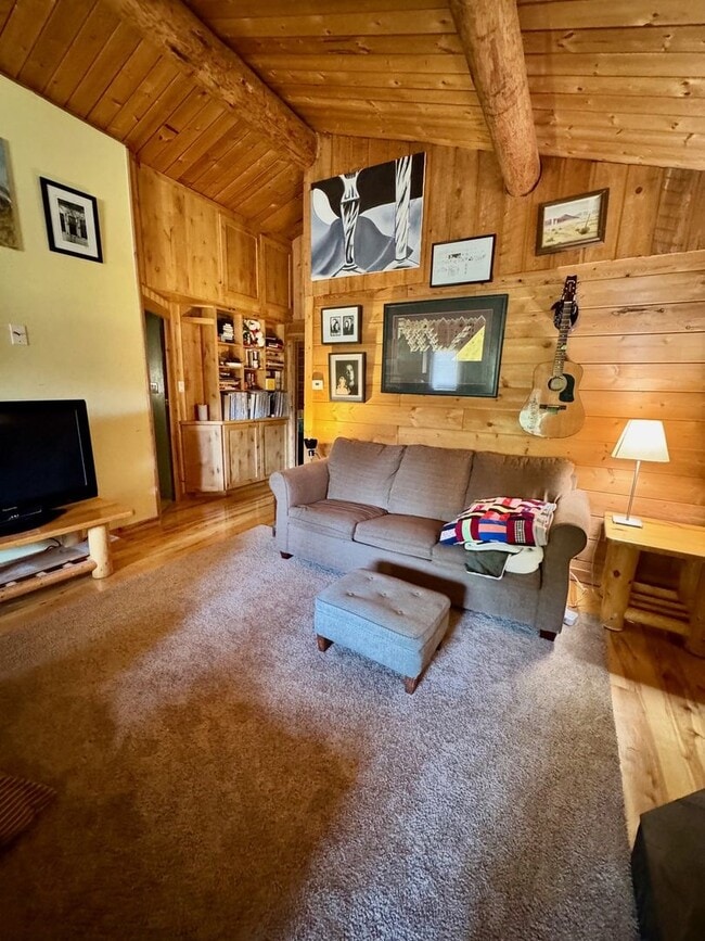 Building Photo - Charming 2-Bedroom Log Cabin in Scenic Kil...