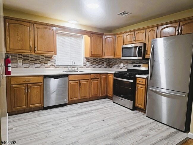 Building Photo - 94 Palm St