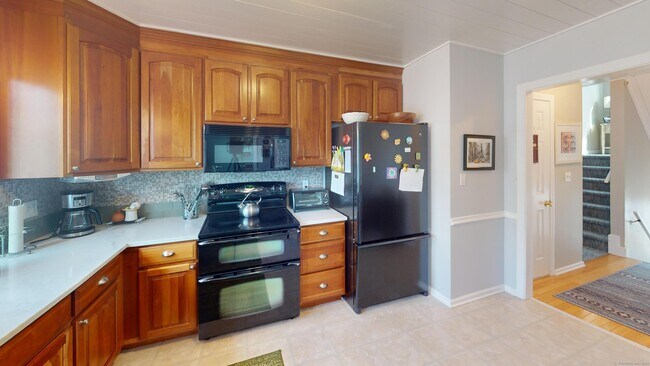 Foto del edificio - 72 Cosey Beach Ave