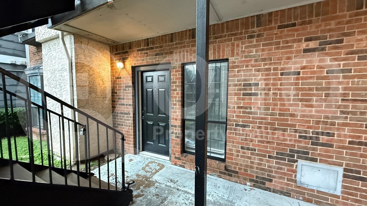Photo - 7025 Hemlock Avenue