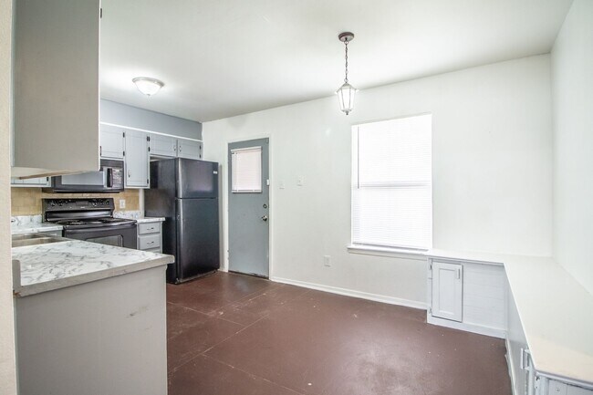 Building Photo - 4 Bedroom 2 bathroom house in Frenship ISD...