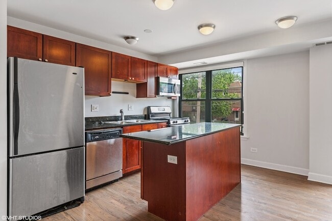 Building Photo - 2545 W Catalpa Ave