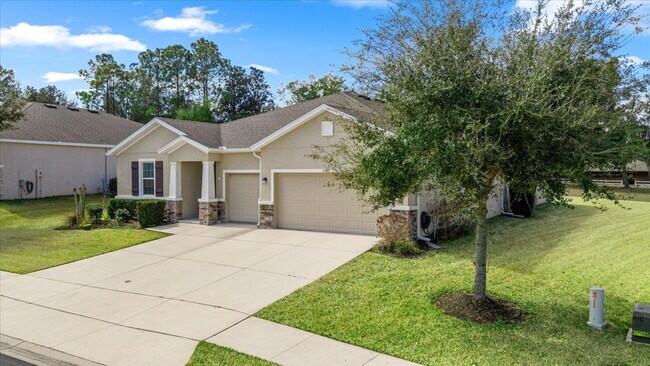 Foto del edificio - **Spacious 4-Bedroom, 3.5-Bath Home with Private Guest Suite and 3-Car Garage**