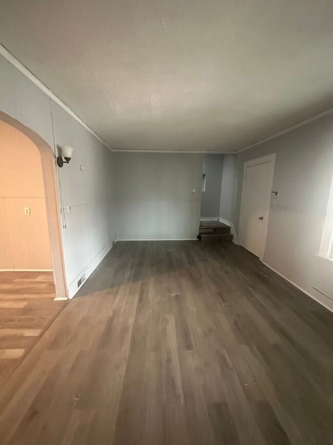 Building Photo - 4bd Single Lakeshore Blvd Area Section 8