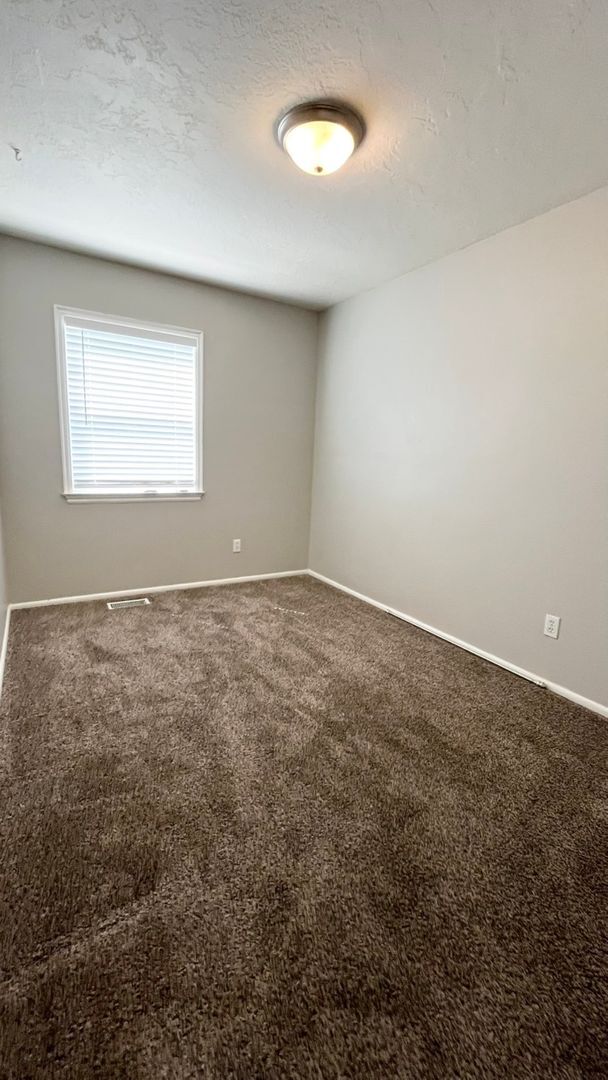 Foto del edificio - 5 Bedroom / 2 Bathroom house in Sandy