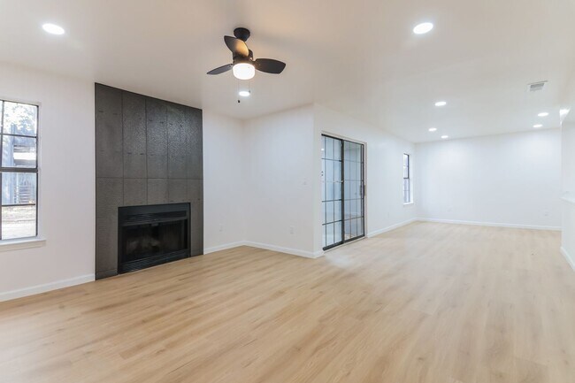 Foto del edificio - 9920 Forest Ln