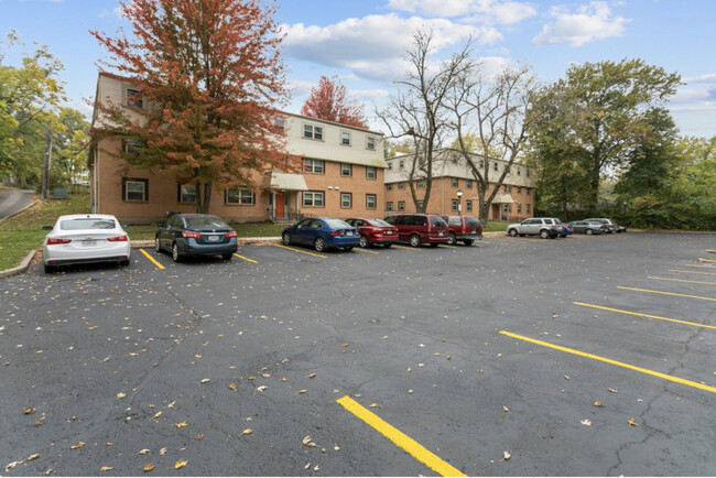 Building Photo - 1411 W Maple Ave