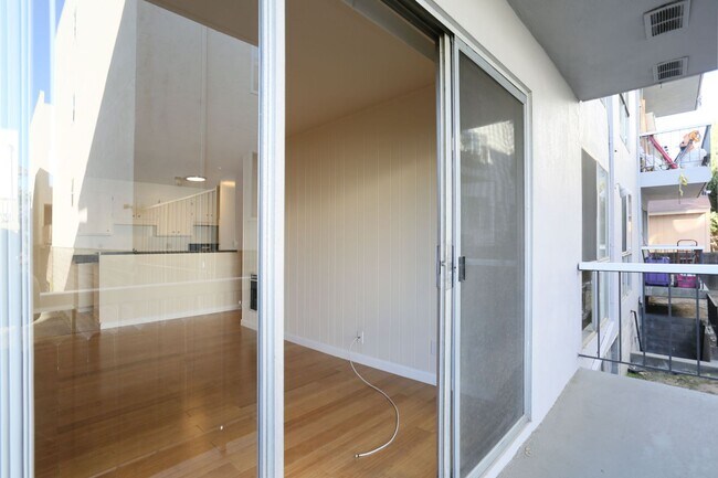 Foto del edificio - Renovated 1BR/1BA, Private Deck, Just bloc...