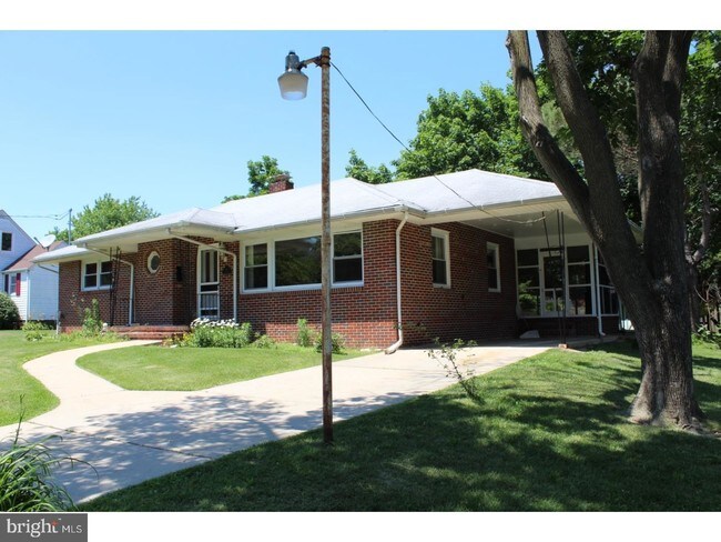 Building Photo - 67 University Ave