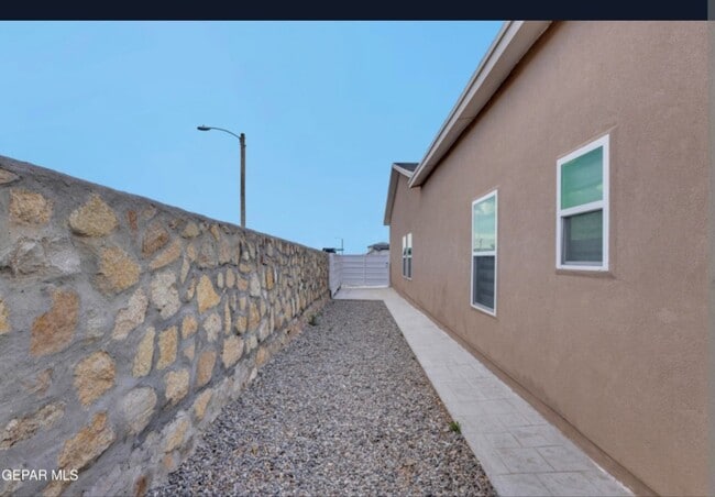 Foto del edificio - 13729 Lago Vista Ave