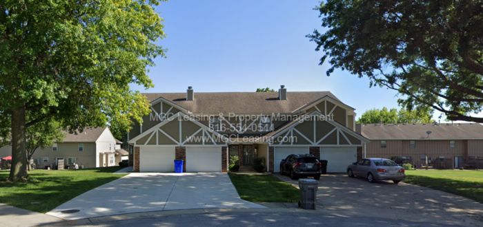 Foto principal - Open-concept townhome in Lee's Summit, MO ...