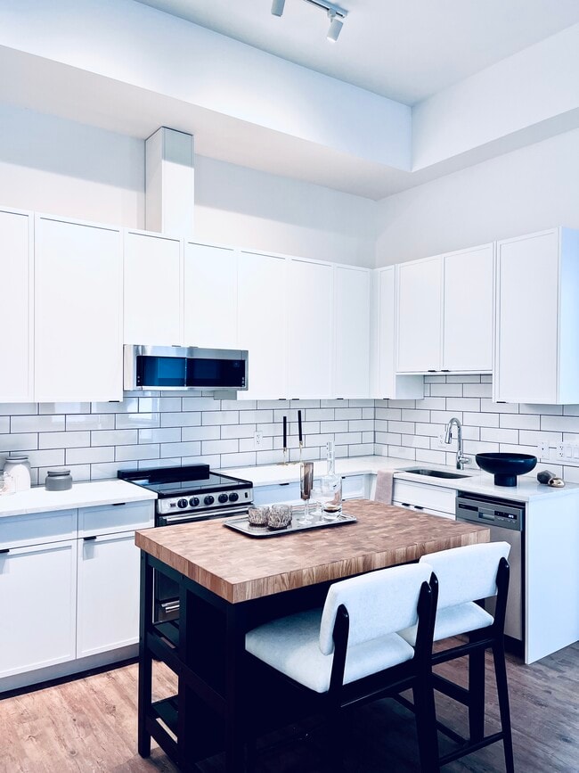 Building Photo - Immaculate 1 Bedroom 1 Bathroom in The Mansion