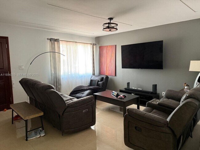 Foto del edificio - 2430 SW 22nd Terrace