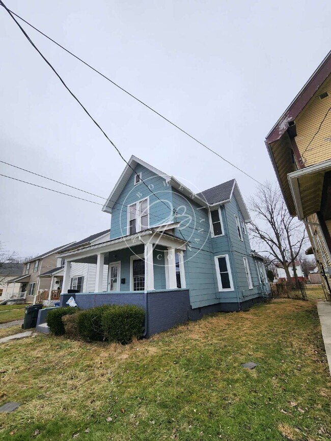 Foto del edificio - Spacious 2 bedroom main floor duplex! Tons of character! Convenient location!