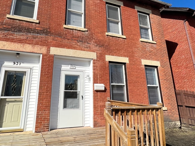 Building Photo - 933 White St