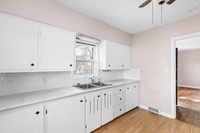 Foto del edificio - Charming 2-Bedroom Bungalow with Gleaming Hardwood Floors in Des Moines Area