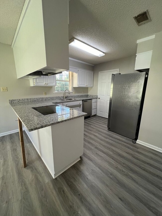 Foto del edificio - Beautiful 3 Bedroom 2 Bath Home