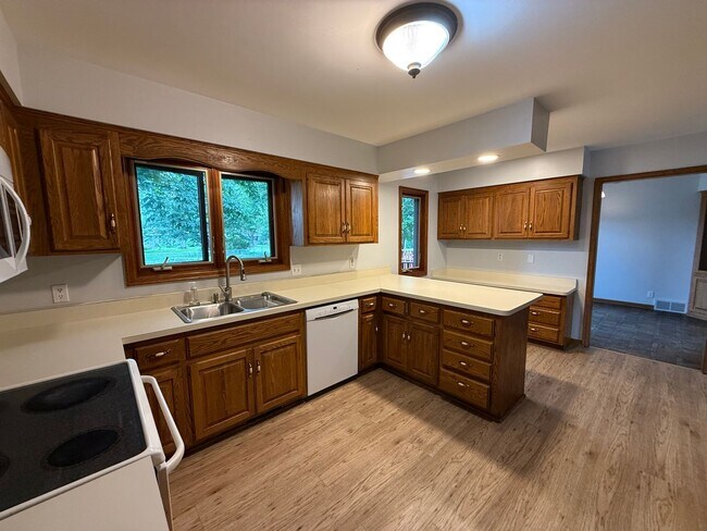 Foto del edificio - Bloomington 4 Bed 3 Bath SF Home available...