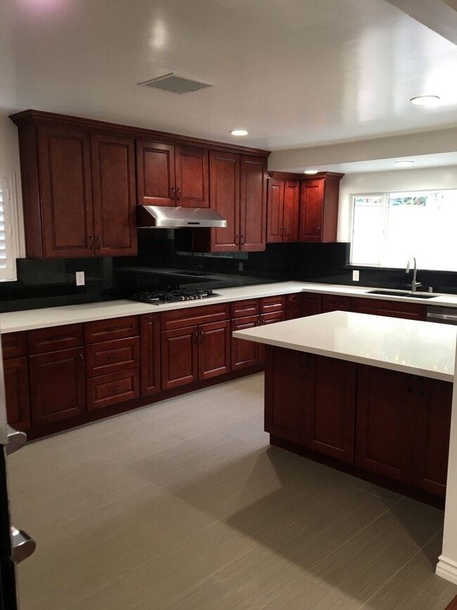 Foto del edificio - Spacious Four Bedroom Home In Ladera Heights