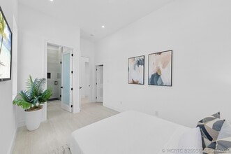 Building Photo - 801 SE 6th Ct