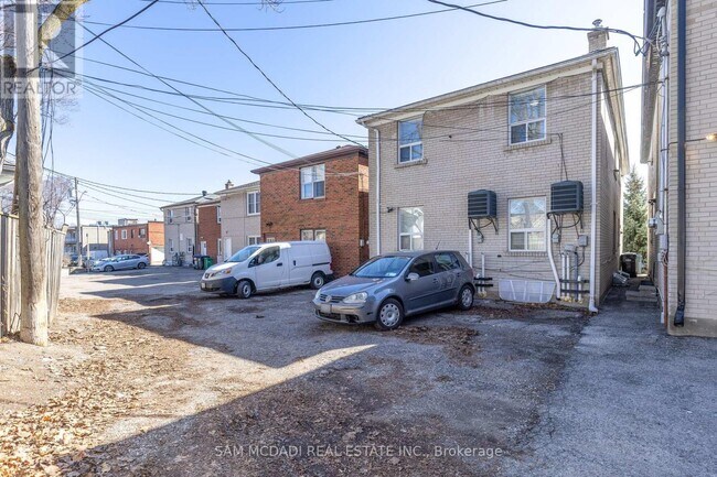 Photo du bâtiment - 376 Lakeshore Rd W