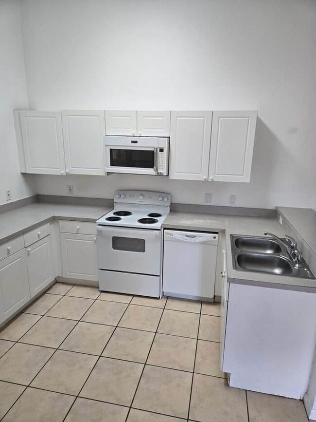 Building Photo - 2810 Club Cortile Cir