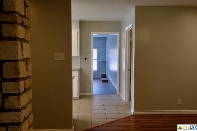 Building Photo - 3910 Midway Dr