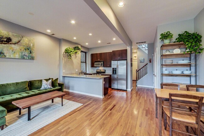Building Photo - 847 N Damen Ave