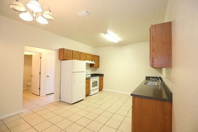 Building Photo - Spacious 2 Bed / 2 Bath Townhome in Eagle ...