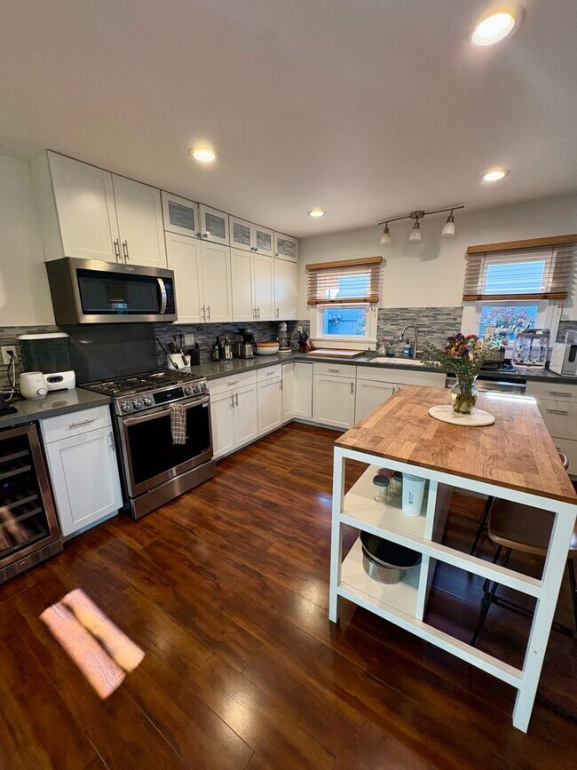 Foto del edificio - Imperial Beach - THE PERFECT BEACH COTTAGE 2 Bedroom / 2 Bath - Large lot! Don't Miss out!
