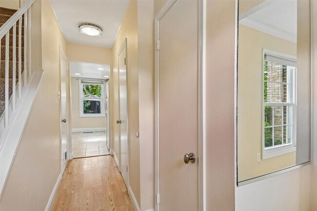Foto del edificio - Lovely 2 BR Townhome off Wootton Parkway. Available NOW!