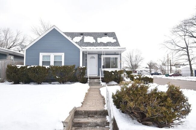 Building Photo - Mishawaka Northside 3 bedroom 1 1/2 story home with 2 bathrooms