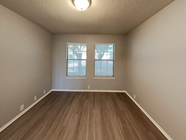 Foto del edificio - 5926 Baldwin Elm St