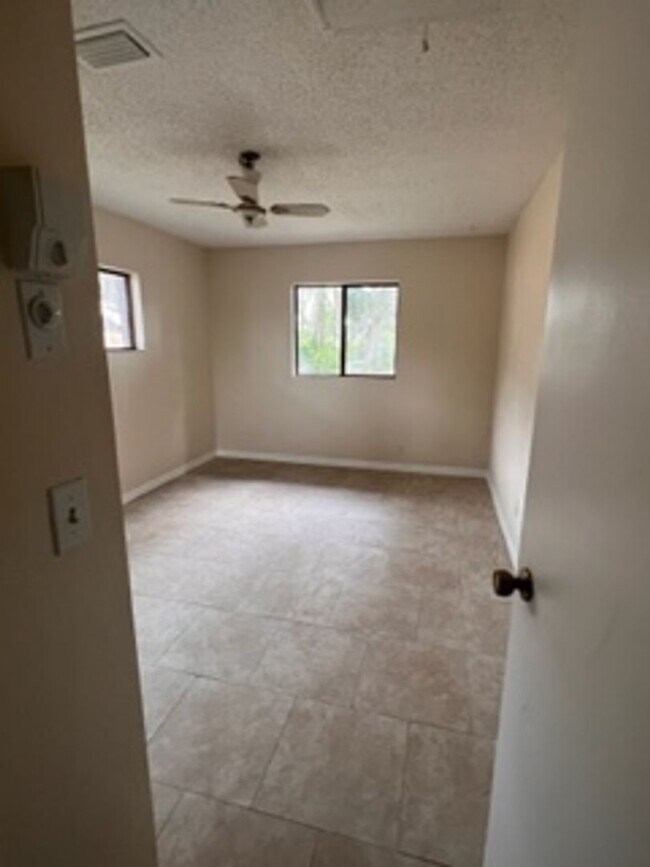 Building Photo - 5468 W Bayshore Dr