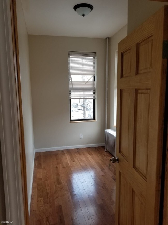 Foto del edificio - 54-39 Metropolitan Ave