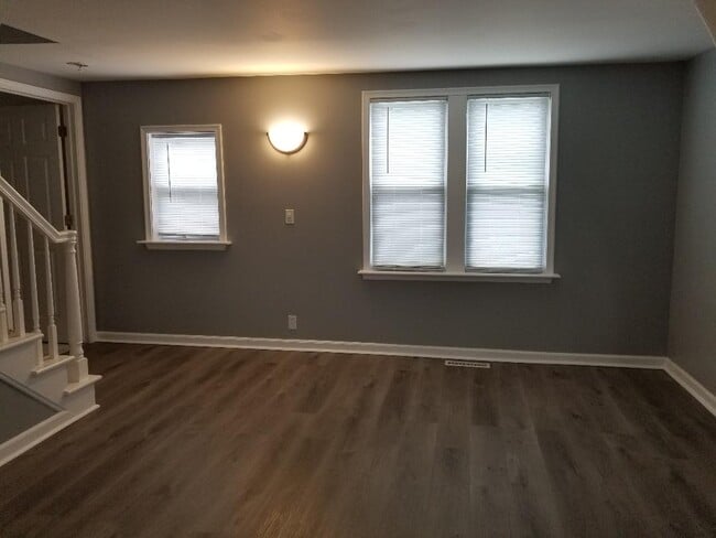 Building Photo - 2527 Hartline Dr