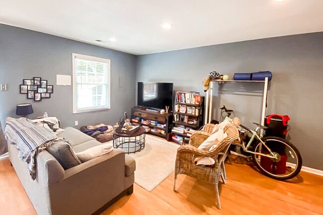 Building Photo - Beautiful 3 Bedroom 2.5 Bathroom Brick Fro...