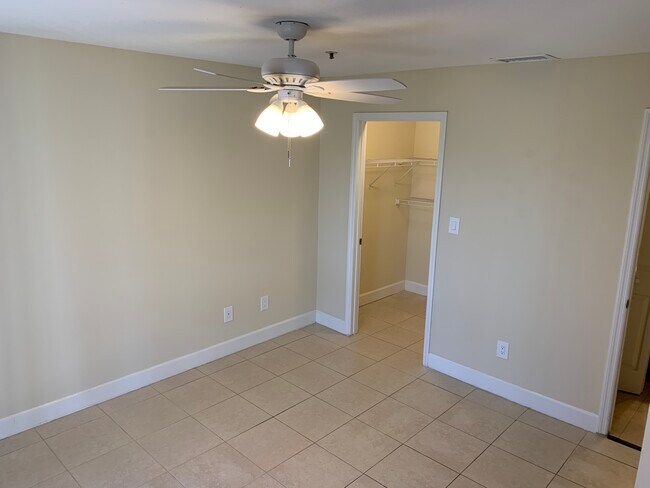 Foto del edificio - 4049 Crockers Lake Blvd