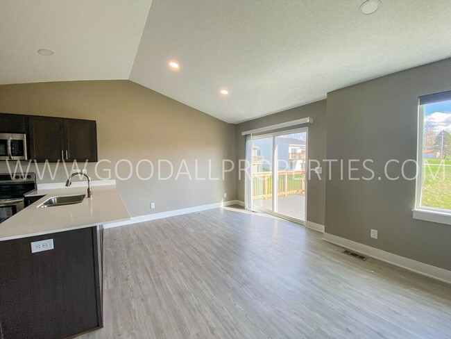 Building Photo - 4 Bedroom Walkout Ranch