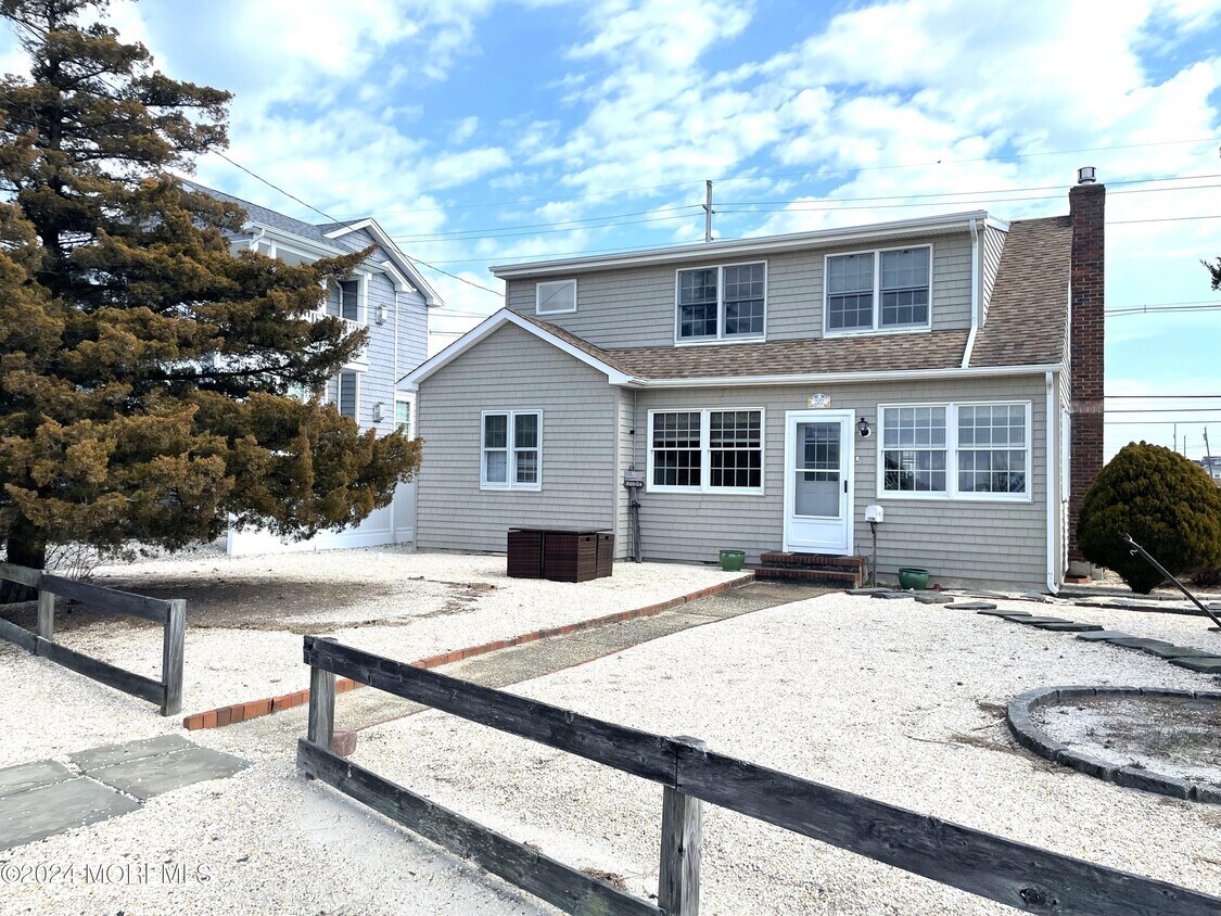 Primary Photo - 207 Bay Blvd