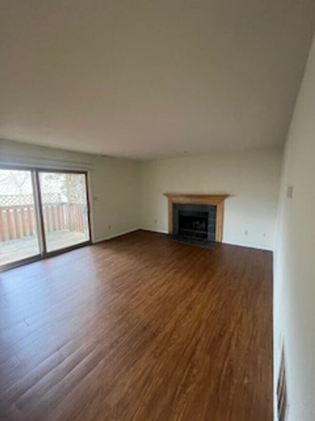 Foto del edificio - PRICE DROP! Charming 3 bed 2.5 bath Townhome! *6-MONTH LEASES ACCEPTED!*