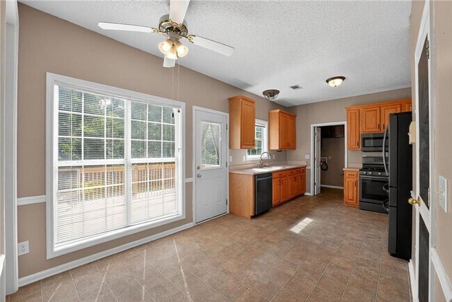 Building Photo - Spacious 5BR Home with Bonus Room & Private Backyard in Stockbridge